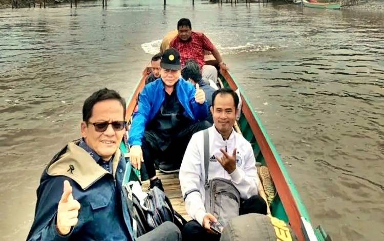 Anggota DPRD Kalteng, Yohannes Freddy Ering (paling depan) saat melaksanakan reses di Kabupaten Kapuas belum lama ini. (FOTO: DPRD KALTENG)
