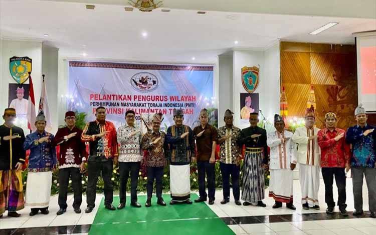 Foto bersama saat kegiatan Pelantikan Pengurus Wilayah Persatuan Masyarakat Toraja Indonesia Kalteng Masa Bakti 2022-2027 di Gedung Palampang Tarung. (FOTO: IST)