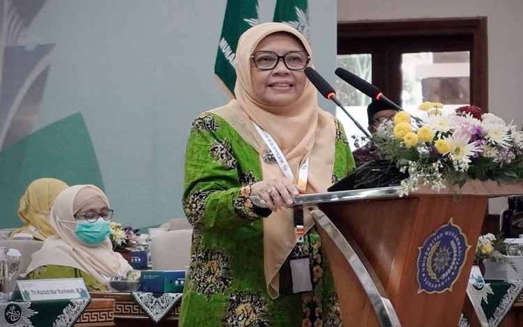 Ketua Umum Pimpinan Pusat Aisyiyah Siti Noordjannah Djohantini menyampaikan pengarahan dalam Sidang Pleno I di Edutorium UMS, Kota Surakarta, Provinsi Jawa Tengah, Minggu (6/11/2022). (ANTARA/HO Humas Panitia Penerima Muktamar ke-48 Muhammadiyah)