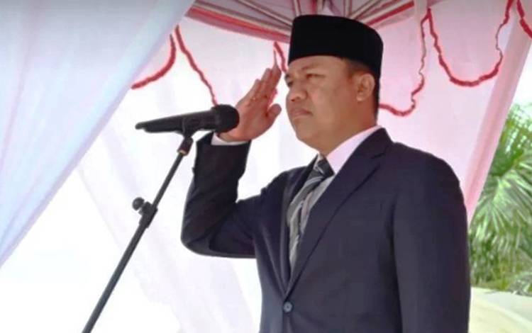 Bupati Hendra Lesmana saat memimpin apel di Halaman Kantor Setda Kabupaten Lamandau. (FOTO : HENDI NURFALAH)