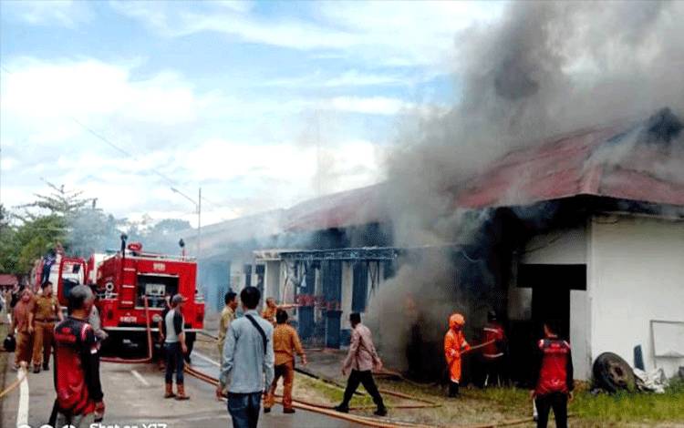 Bangunan Bidang Tata Ruang Dinas PUPR Barito Utara terbakar. Tampak para petugas dari BPBD, Pemadam Kebakaran, serta pegawai Dinas PUPR memadamkan api, Selasa 8 November 2022. (Foto: Dhani)