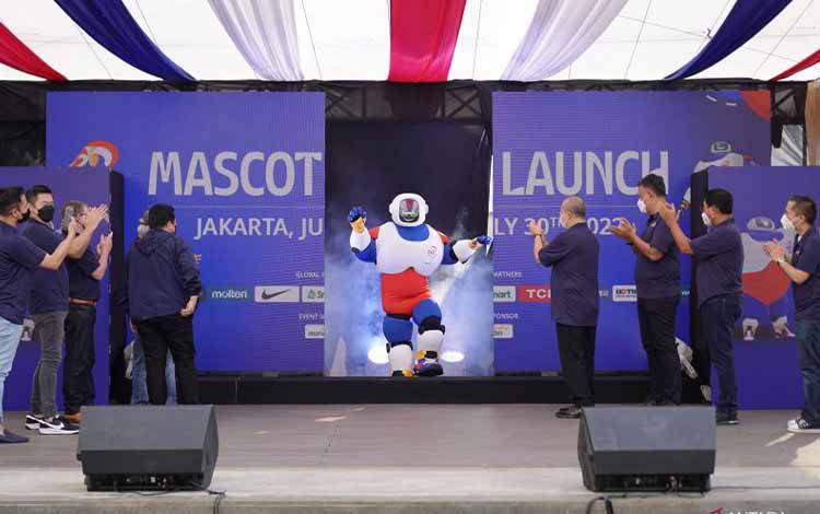 Maskot Piala Dunia Bola Basket FIBA 2023 muncul dari balik panggung saat diluncurkan di gedung Sarinah, Jakarta, Sabtu (30/7/2022). Maskot bernama "JIP" tersebut merupakan penggabungan huruf depan ketiga negara tuan rumah Piala Dunia Bola Basket FIBA 2023 yakni Jepang, Indonesia, dan Philippina. ANTARA FOTO/Dhemas Reviyanto/hp.