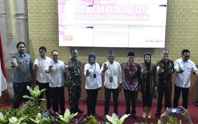 Perempuan Teladan, Optimis, dan Produktif (TOP) Viralkan Perdamaian dalam Pencegahan Radikalisme dan Terorisme, di Aula Asmaul Husna Komplek IAIN Palangka Raya, Rabu, 9 November 2022. (FOTO: IST)