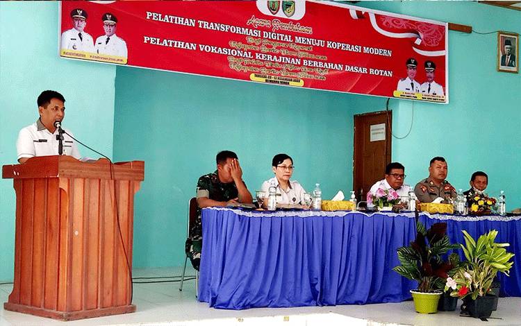 Asisten II Setda Barito Utara H Rahmat Muratni membuka kegiatan pelatihan pelatihan pelatihan transformasi digital menuju koperasi modern bagi pengurus koperasi dan pelatihan vokasional kerajinan berbahan dasar rotan bagi pelaku usaha mikro dan kecil Kabupaten Barito Utara tahun 2022, di aula MTsN Muara Teweh, Rabu 9 November 2022. (Foto : Dhani)