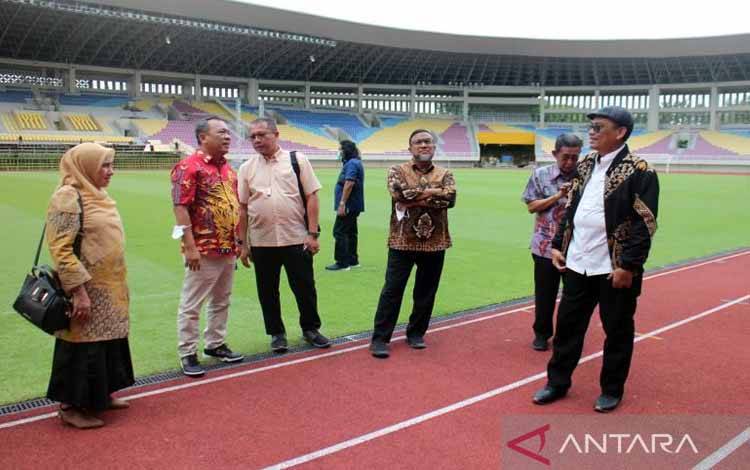 Wakil Ketua Komisi X DPR RI Abdul Fikri Faqih (paling kanan) bersama rombongan saat meninjau di Stadion Manahan Solo, Jumat (11/11/2022). ANTARA/Bambang Dwi Marwoto