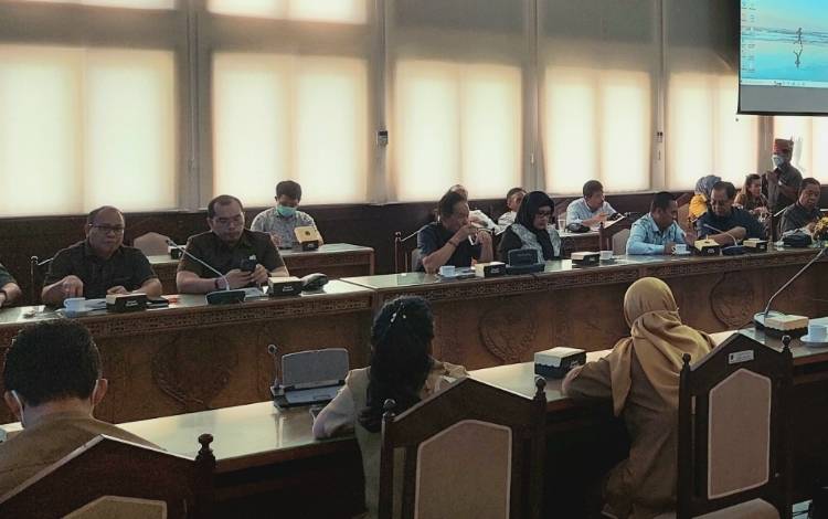 Anggota Komisi III DPRD Kalteng, Duwel Rawing (tiga dari kiri) ketika mengikuti rapat kerja bersama mitra dari Pemprov Kalteng. (FOTO: DONNY D)
