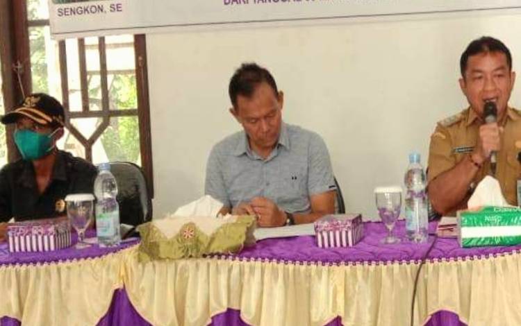 Legislator Kalteng, Sengkon (tengah) saat melaksanakan reses disalah satu daerah di Kalteng (FOTO: DOK RESES SENGKON)