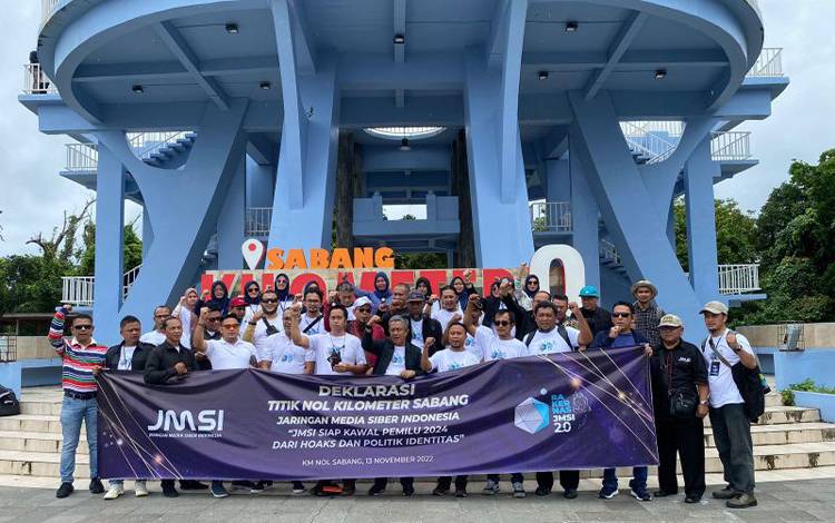 Pengurus JMSI se-Nusantara saat melakukan deklarasi kebangsaan di Tugu Nol Kilometer Meter Indonesia, di Kota Sabang, Provinsi Aceh, Ahad(13/11/2022) (FOTO ANTARA/HO-JMSI)