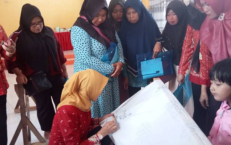 Kegiatan pelatihan membatik yang dilaksanakan Dekranasda Kabupaten Sukamara di aula BPG, Senin, 14 November 2022. (FOTO: NORHASANAH)