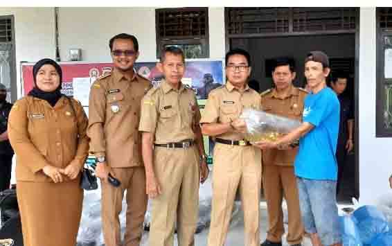 Penyerahan bibit ikan kepada perwakilan warga Desa Sei Rahayu I.(foto: Dhani)