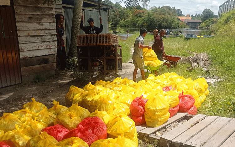 Penyaluran sembako bersubsidi dari Pemko Palangka Raya di wilayah Kecamatan Rakumpit. (FOTO: DISPERINDAG)