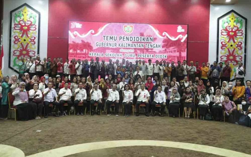 Foto bersama saat temu pendidikan dengan kepala sekolah, guru, dan peserta didik di Aula Jayang Tingang, Rabu, 16 November 2022. (FOTO: IST)?