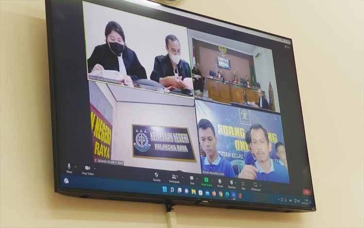 Para terdakwa (Kanan bawah) menjalani sidang virtual di Pengadilan Negeri Palangka Raya, Rabu, 16 November 2022