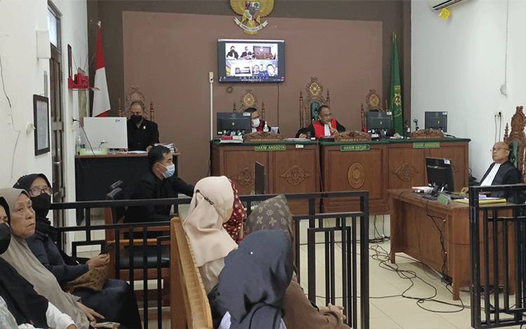 Keluarga almarhum Syarwani ketika mengikuti persidangan tuntutan di Pengadilan Negeri Palangka Raya, Rabu, 16 November 2022.