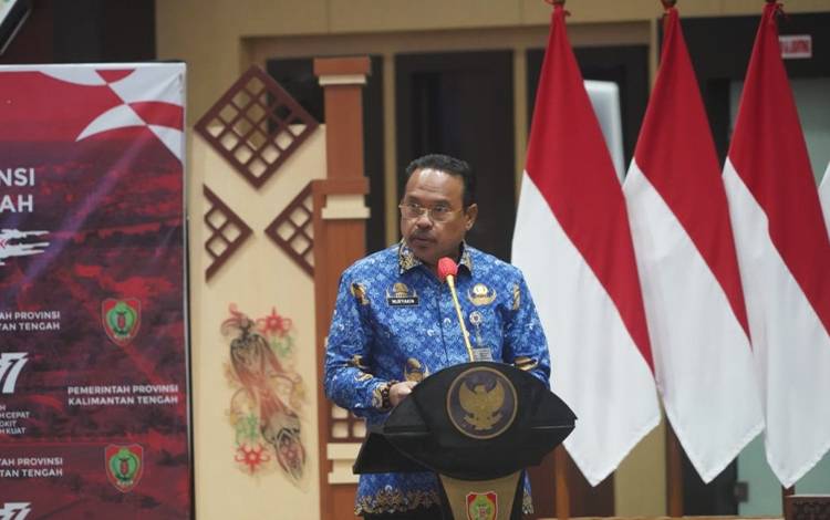Sekda Provinsi Kalteng H. Nuryakin saat membacakan sambutan saat acara launching program kerja dan rapat koordinasi semester II TPAKD di Aula Jayang Tingang, Kamis, 17 November 2022. (FOTO: IST)