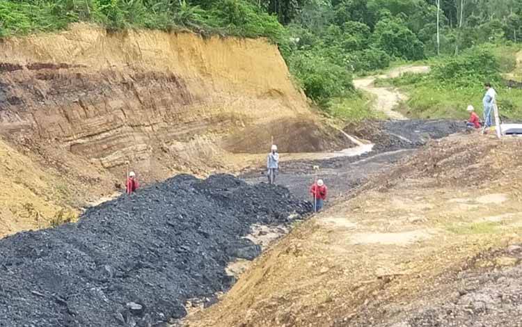 Petugas saat menghitung volume batubara ilegal yang ditambang para pelaku. (ANTARA/HO-Humas Polda Kaltim)