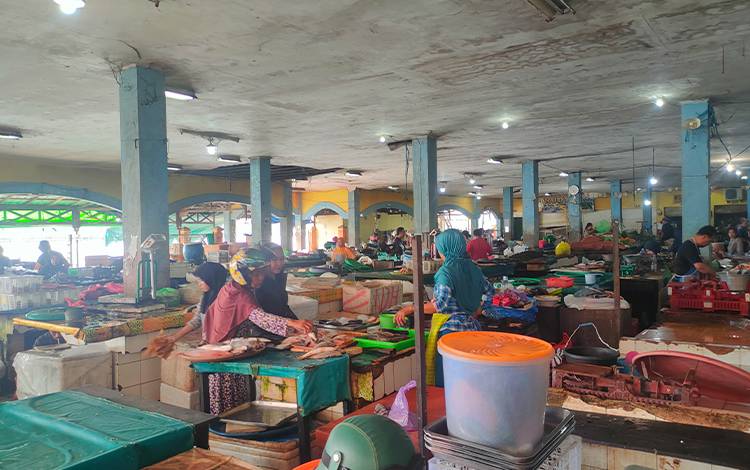 Suasana aktifitas jual beli di Pusat Perbelanjaan Mentaya di Kota Sampit. (FOTO: BUDDI RAHMAT)