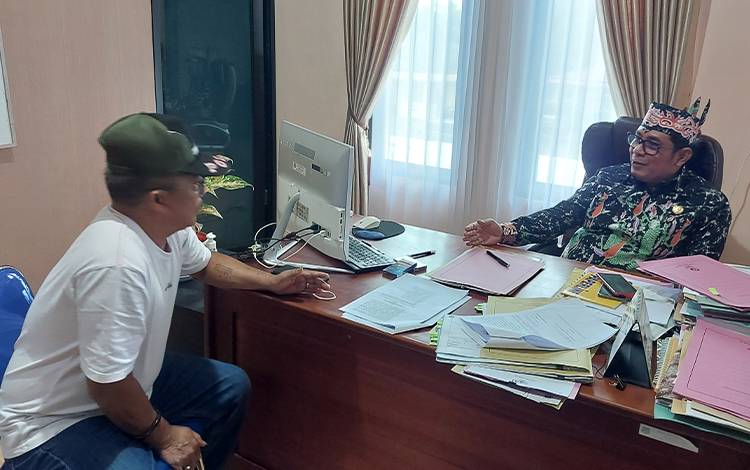 Plt Kepala Dinas PMPTSP Kapuas Pangeran S Pandiangan (kanan), koordinasi dengan Kepala Satpol PP dan Damkar Kapuas, Syahripin terkait Perbup rumah sarang walet. (FOTO: DODI)