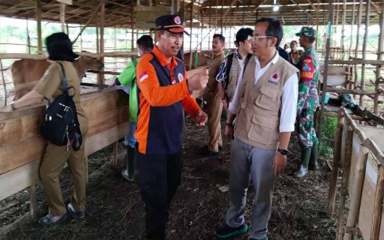 Tim dari Satgas PMK Kapuas Panahatan Sinaga (kiri) bersama dari Tim Satgas PMK Pusat dan Provinsi tinjau lapangan terkait penanganan PMK di Kapuas. (FOTO: BPBD KAPUAS)