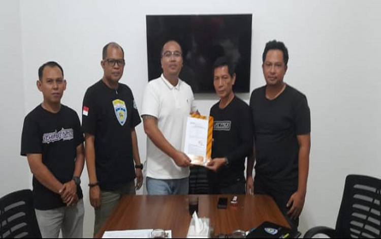 Ketua Tim Penjaringan, Bobby F Ratih menerima berkas pendaftaran calon pengurus di Palangka Raya, Jumat, 18 November 2022
