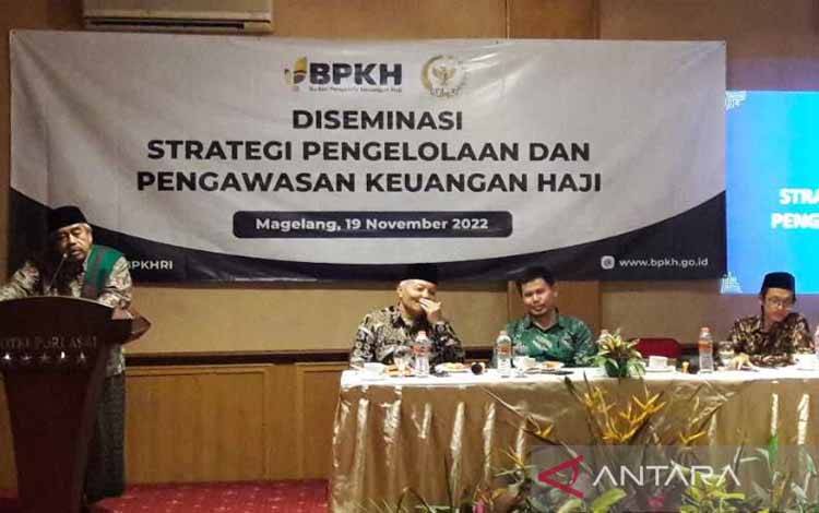 Anggota Komisi VIII DPR K.H. Muslich Zainal Abidin berbicara pada diseminasi strategi pengelolaan dan pengawasan keuangan haji di Magelang. ANTARA/Heru Suyitno
