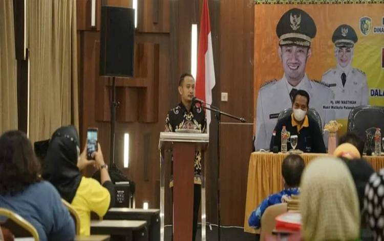 Wali Kota Palangka Raya, Fairid Naparin menutup pelatihan menganyam rotan. (FOTO: HUMAS PEMKO)