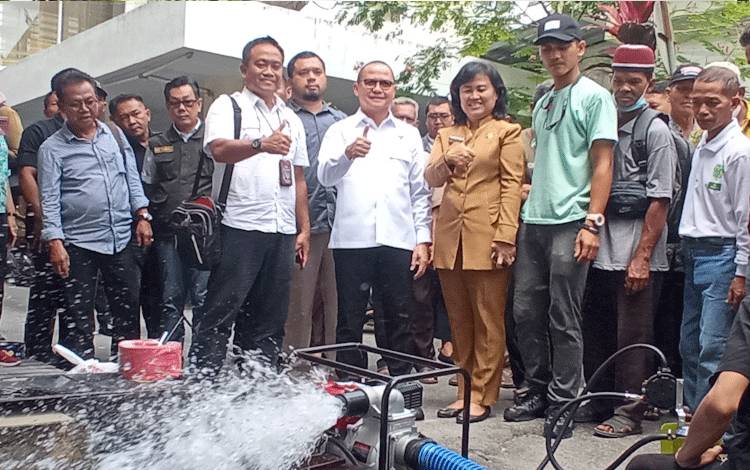 Anggota Komisi VII DPR RI Mukhtarudin saat penyaluran bantuan pomp konversi BBM ke BBG bagi petani dan nelayan di Kabupaten Kobar, Senin, 21 November 2022.