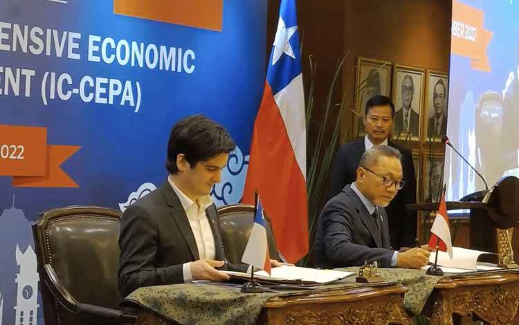 Menteri Perdagangan RI Zulkifli Hasan dan Wakil Menteri Hubungan Ekonomi Internasional Chile Jose Miguel Ahumada menandatangani Protokol Perdagangan Jasa atau Trade in Service Agreement (TIS) dalam Indonesia-Chile Comprehensive Economic Partnership Agreement (IC-CEPA) di Jakarta, Senin. (ANTRA/ HO Biro Humas Kementerin Perdagangan)