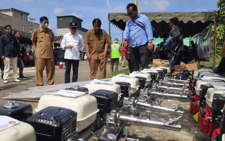 Anggota Komisi VII DPR RI asal Kabupaten Kobar Muharuddin saat pendistribusian mesin kapal nelayan konversi BBM ke BBG yang merupakan program Kementerian ESDM RI di Kecamatan Kumai, Kobar, Selasa, 22 November 2022.