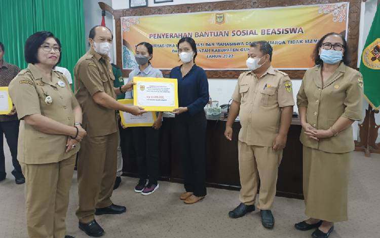Pemkab Gunung Mas memberikan bantuan sosial berupa beasiswa untuk mahasiswa yang berasal dari keluarga kurang mampu. (FOTO: RISKA YULYANA)
