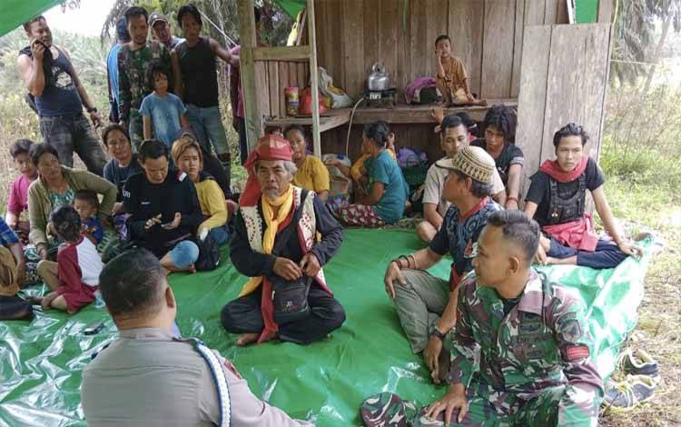 Masyarakat saat berdialog dengan aparat dari Kepolisian dan TNI mengenai kasus sengketa yang kini berkembang (IST)