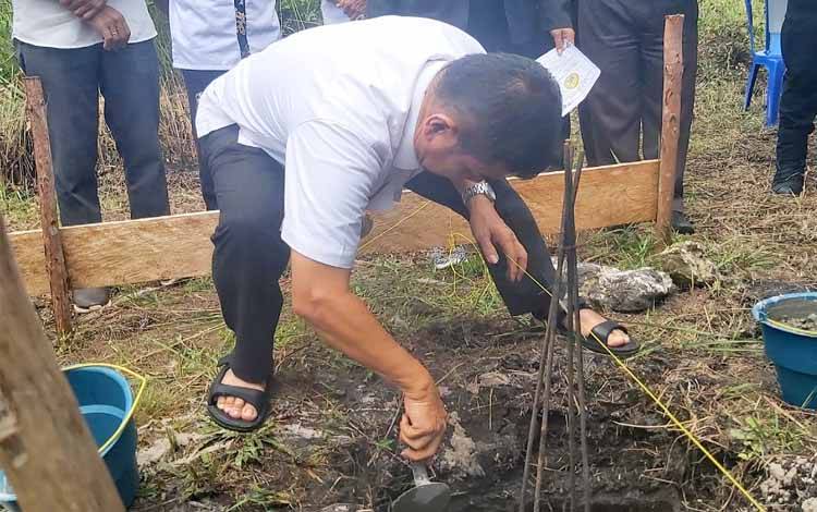 Bupati Barito Timur Ampera AY Mebas melakukan peletakan batu pertama pembangunan gedung ibadah Gereja Kalimantan Evangelis atau GKE Trans Siong Kecamatan Paju Epat, Rabu, 23 November 2022.