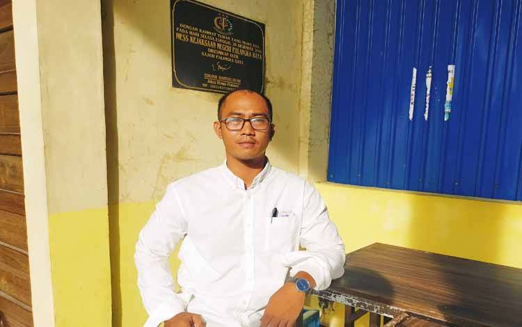 Kuasa hukum Mikhael Agusta diwawancarai usai persidangan berakhir, Rabu, 23 November 2022