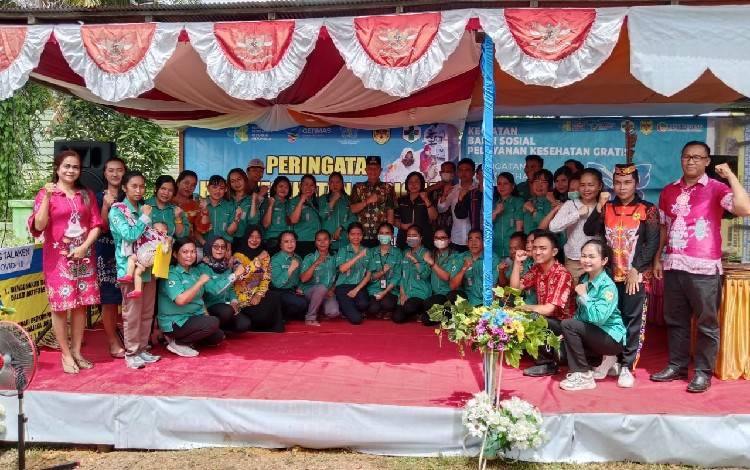 Bupati Gunung Mas Jaya S Momong (tengah) bersama dengan Wakil Bupati Efrensia L.P Umbing, Anggota DPRD Binartha, tenaga kesehatan di Puskesmas Tumbang Talaken, dan lainnya. (FOTO: PUSKESMAS TUMBANG TALAKEN)?