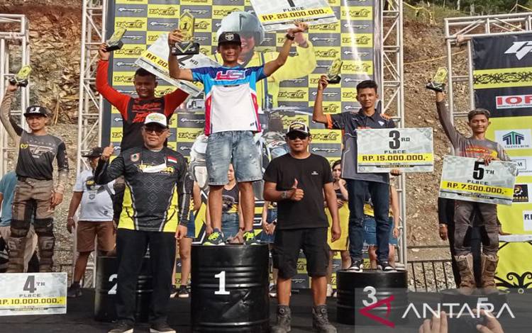 Para juara kelas nasional Uncle Hard Enduro Kalsel 2022 di Kiram Park Kabupaten Banjar pada 25--27 November 2022. (ANTARA/Sukarli)