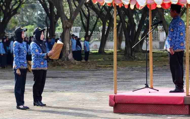 Sekda Seruyan Djainuddin Noor saat memimpin Apel Gabungan Kesadaran Nasional dalam rangka HUT Korpri dilingkungan Pemkab Seruyan ( Foto : PROKOM SERUYAN)?
