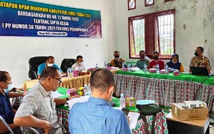Dewan Pengupahan Kabupaten Lamandau saat merumuskan UMK untuk 2022. (FOTO : HENDI NURFALAH)