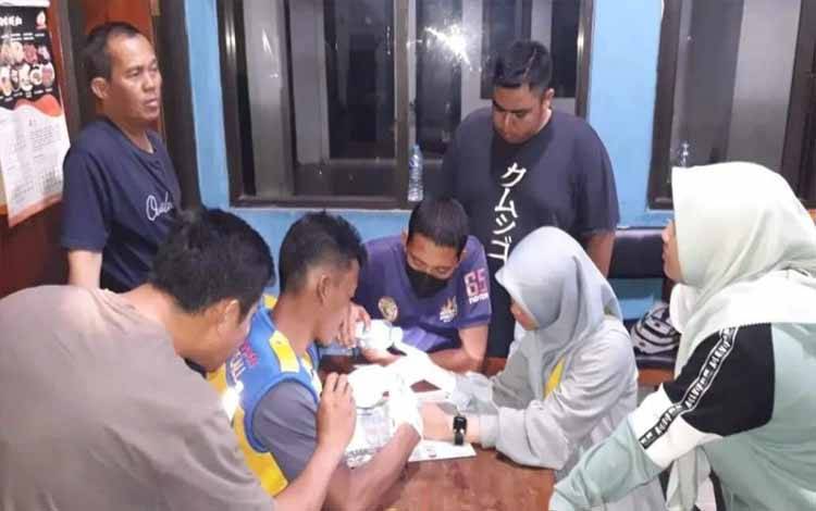 Tim Rescue Damkar Palangka Raya melepas cincin di jari anak SMP. (FOTO: DAMKAR)