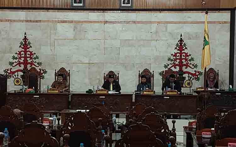 Suasana saat Rapat Paripurna ke 10 masa persidangan I, bertempat di ruang rapat paripurna DPRD Kapuas pada Selasa, 29 November 2022. (FOTO: DODI)