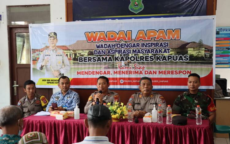 Wakapolres Kapuas Kompol I Kadek Dwi Yoga Sidhimantra W saat menjalankan program Wadai Apam Polres Kapuas di Kelurahan Selat Utara, Selasa, 29 November 2022. (FOTO: IST)