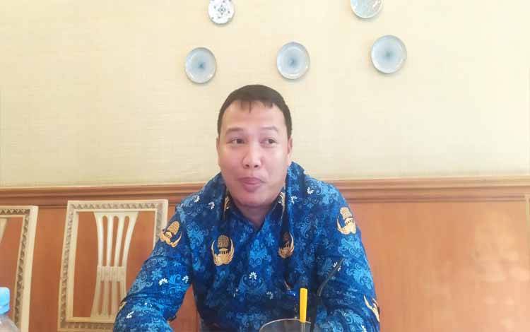 Plt Kepala Perwakilan BKKBN Kalteng, Dadi Ahmad Roswandi saat jumpa pers. (FOTO: HENDRI)