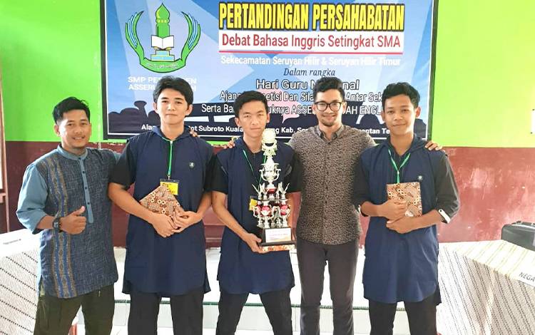 siswa Pondok Tahfiz Adabul Quran, Kuala Pembuang??berhasil menjuarai Debat Bahasa Inggris dalam rangka Hari Guru Nasional. (FOTO: ISTIMEWA)