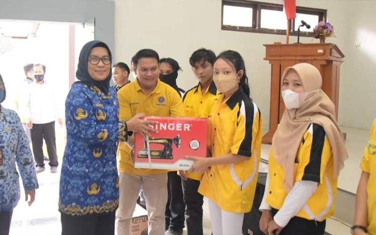 Sekda Palangka Raya, Hera Nugrahayu menyerahkan bantuan peralatan untuk peserta pelatihan unit kompetensi. (FOTO: HUMAS PEMKO)