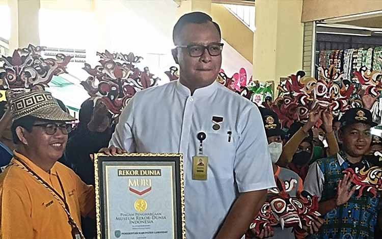 Lomba mewarnai topeng Luha dalam Festival Budaya Babukung 2022 pecahkan rekor MURI. (FOTO: HENDI NURFALAH)