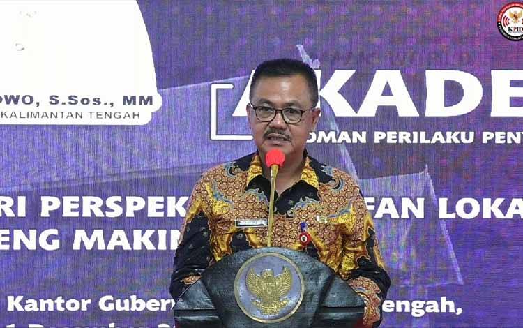 Staf Ahli (Sahli) Gubernur Bidang Pemerintahan, Hukum dan Politik Herson B. Aden saat membacakan sambutan gubernur pada kegiatan literasi media di Aula Jayang Tingang, Kamis, 1 Desember 2022. (FOTO: IST)