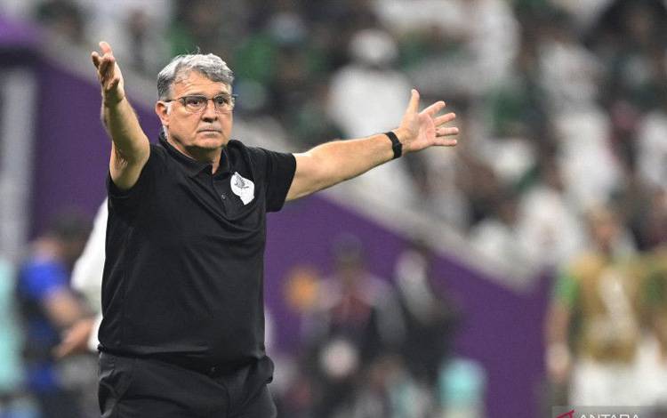 Pelatih timnas Meksiko Gerardo Martino saat pertandingan Piala Dunia Qatar 2022 Grup C antara timnya melawan Arab Saudi di Lusail Stadium , utara Doha 30 November 2022 (ANTARA/AFP/ALFREDO ESTRELLA)