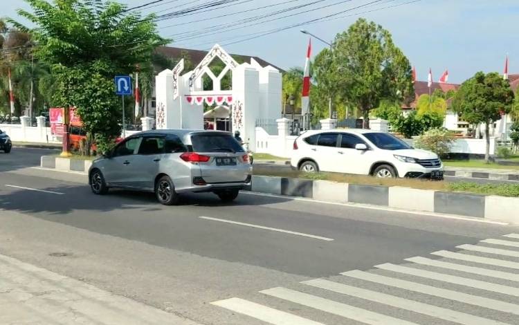 Ilustrasi kendaraan saat melintasi infrastruktur jalan ada di wilayah Kalteng. (FOTO: DONNY D)