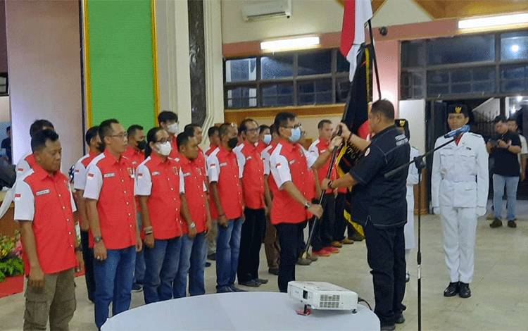 Ketua Perbakin Kalteng, Cristian Sancho saat melantik Pengkab Perbakin Barito Selatan (FOTO : URIUTU DJAPER)
