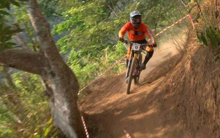 Foto dokumentasi - Salah satu peserta melintasi Ternadi Bike Park di Kudus, Jawa Tengah yang menjadi lokasi seri pamungkas Indonesian Downhill 2022 pada 10-11 Desember 2022. (ANTARA/HO-IDH)