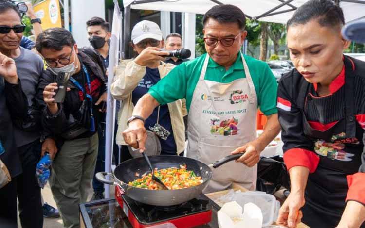 Kepala Staf Kepresidenan Moeldoko memasak nasi goreng berbahan sorgum, pada gelaran Food Truck Sorgum di Jakarta, Minggu (4/12/2022). ANTARA/HO-KSP